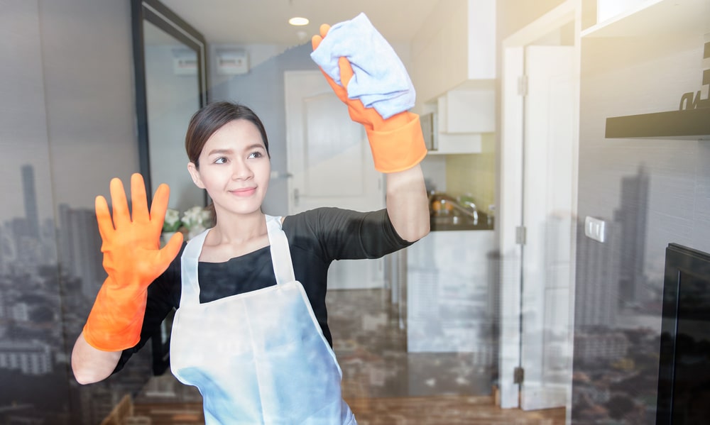 girl-house-cleaning